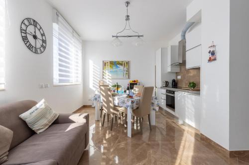 Seaside Apartment with swimming pool and parking