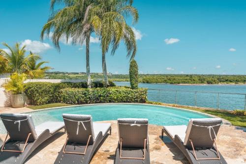 Seaside Bliss with pool and spectacular view