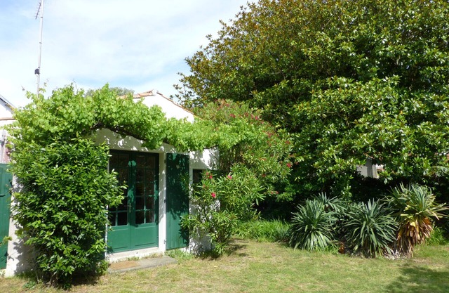 Seaside house, 20 meters from small beach, 500 m from port, shops n' restaurants