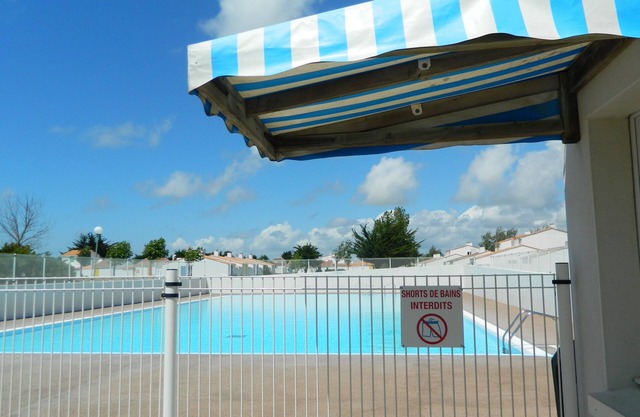 Seaside house with heated pool & tennis 200 m from coastal path.