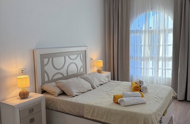Seaside Paradise - 2 Bedroom apartment with Ocean Views & AC