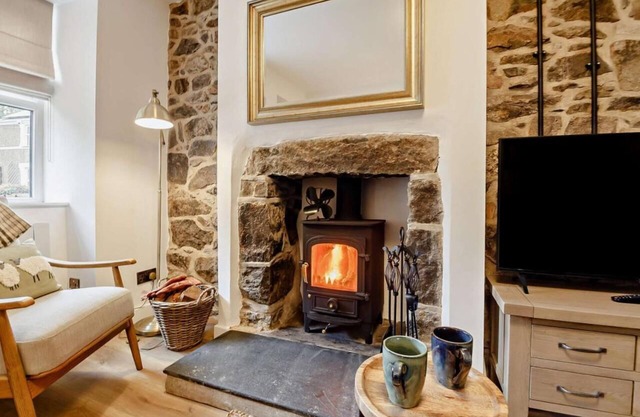 Seaside stone cottage with hot tub - Ty Fin Cottage