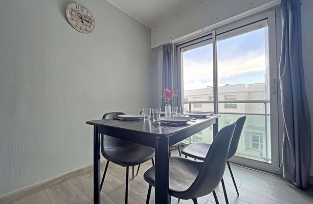Seaside Studio with Parking, 23m² – Sleeps 2 – Close to Beach & City Center