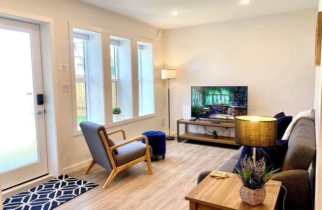 Seaside Suite + Private Yard : Walk to Royal Bay Beach