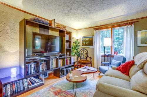Seattle Home with Balcony 1 Mi to Park and Water!
