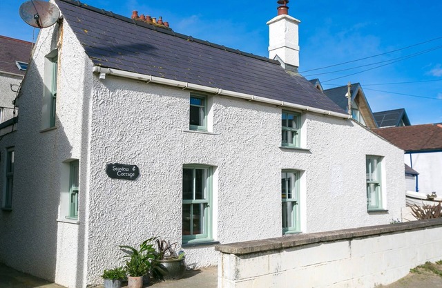 Seaview Cottage - an on the beach that sleeps 4 guests in 2 bedrooms