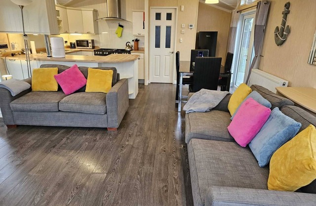 Seaview Lodge Chalet Church Bay - sleeps 4 guests in 2 bedrooms