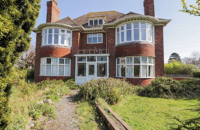 SEAWINDS 2A, pet friendly, character holiday cottage in Rhos-On-Sea