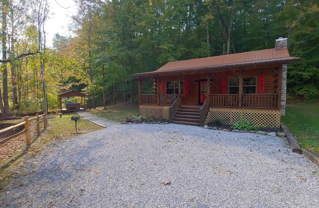 Secluded 2-BD cabin, tranquil mountain setting. Hot Tub Gazebo! Wood fireplace.