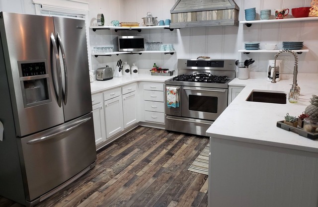 Secluded 3 bedrm renovated home w/pool walking distance to Lake & sunset trail
