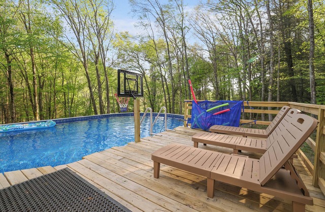 Secluded 4 BR-Heated Pool/Hot Tub/Game Room/Fishing Pond/Huge Deck/Fire Pit!