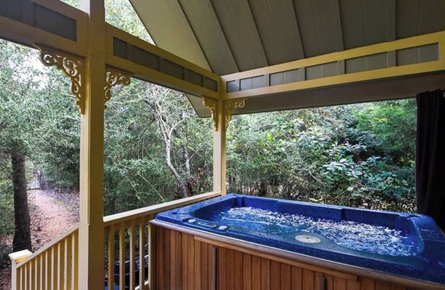 Secluded and Cozy Romantic Cabin with Hot Tub at Scenic Hill Retreat