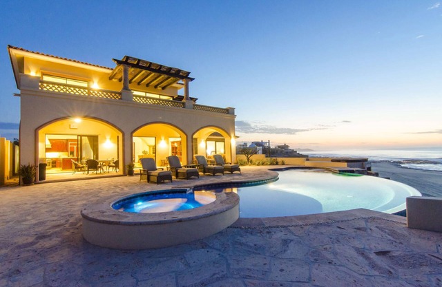 SECLUDED BEACHFRONT HOME - Close to Shipwreck's Surf Beach!
