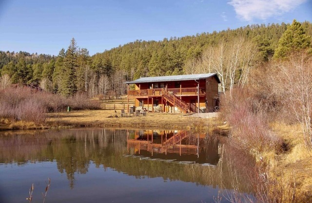 Secluded Cabin, Private Pond, Walk to Restaurants, 2 Separate Sleeping Units