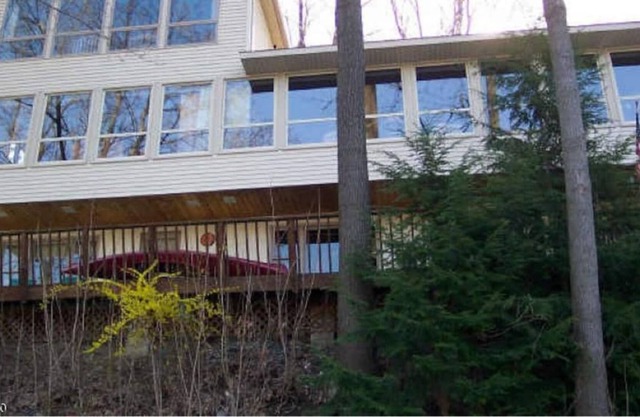 Secluded Chalet Waterfront Pohatcong 1 hr to NYC