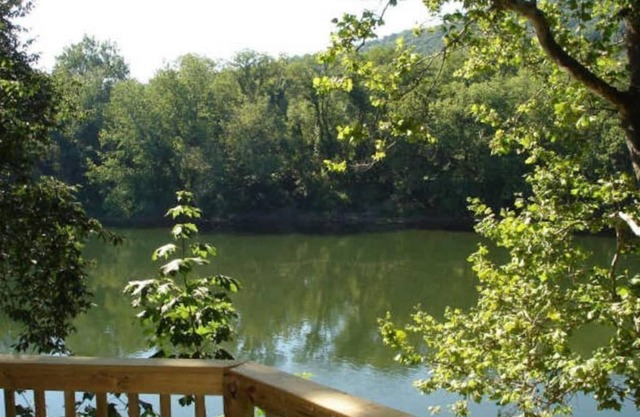 Secluded Cottage Waterfront Pohatcong 1 hr to NYC