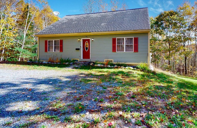 Secluded, dog-friendly home with deck, grill & high-speed WiFi - quiet location