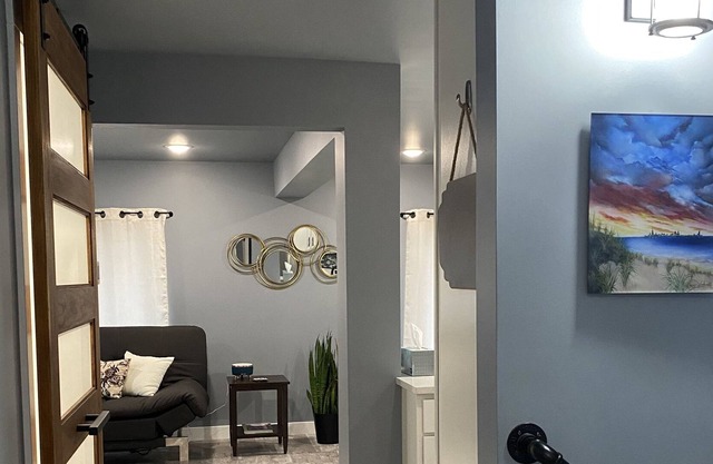 Secluded downtown carriage house