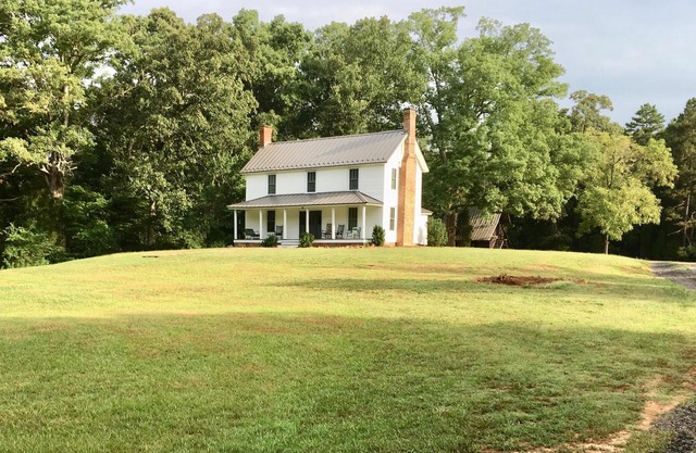 Secluded, historic 150 acre estate, private lake, pickle ball, 2 min to marina