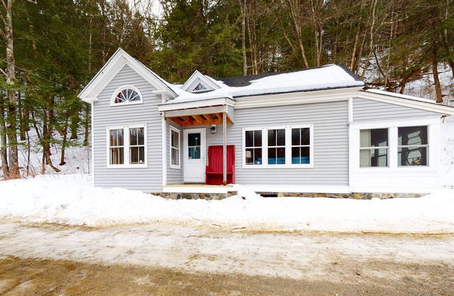 Secluded home with fast WiFi, wood stove, electric fireplace, & great location