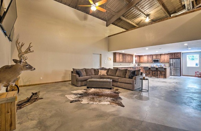 Secluded Home with Gas Grill, 3 Mi to Boating!