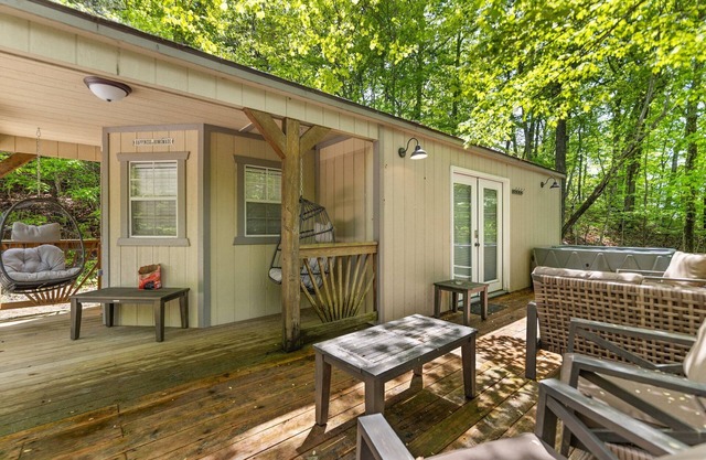 Secluded, Hot Tub, pet friendly, Sleeps 2, Minutes from Red River Gorge