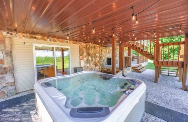 Secluded Luxurious Cabin, Sleeps 16, Hot tub Sauna