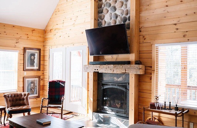 Secluded Luxury Cabin with Hot Tub, 10 mins from Cobourg Beach