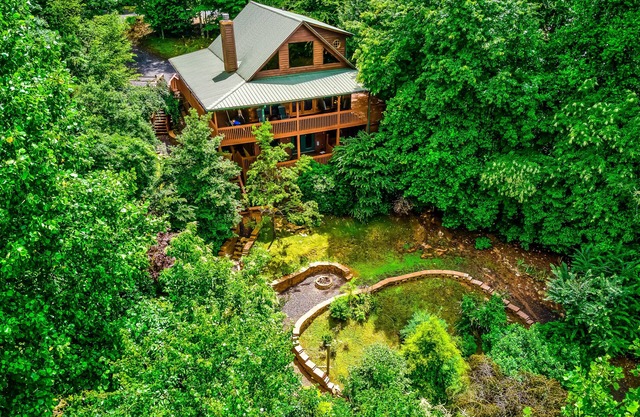 Secluded mountain cabin w/a private hot tub, & multiple decks
