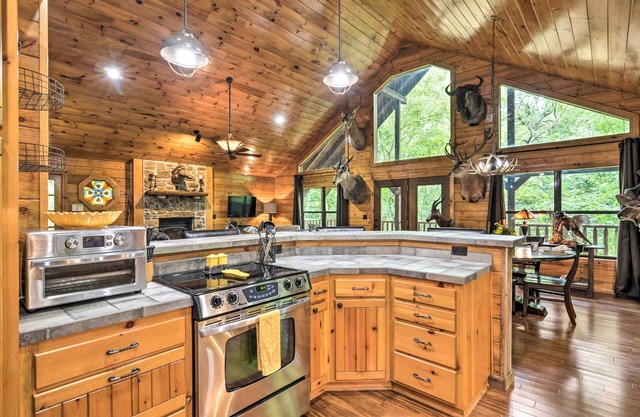Secluded Northwest Arkansas Cabin: Fire Pit & Deck