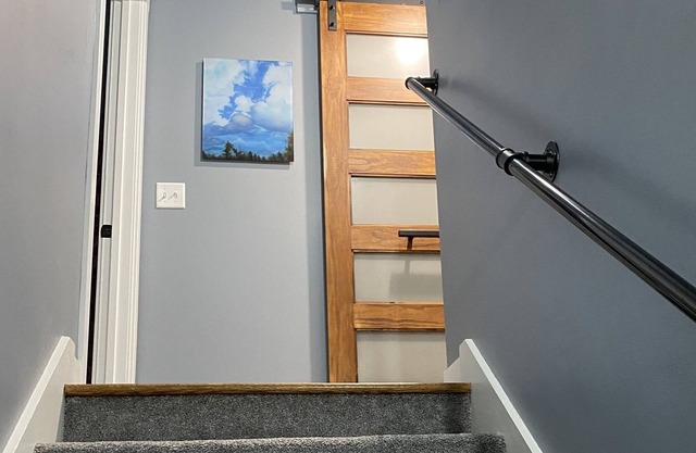 Secluded one bedroom carriage house with King bed, steps to downtown Valparaiso!