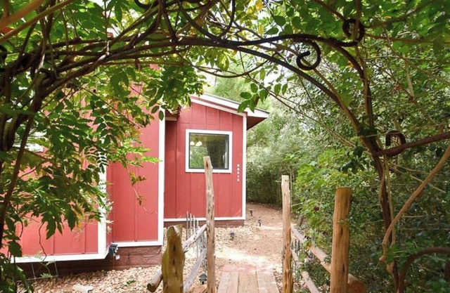Secluded Romantic Oasis Cabin with Private Hot Tub at Scenic Hill Retreat