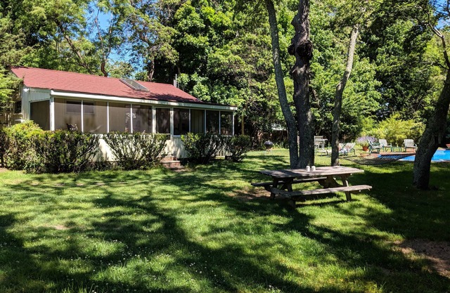 SECLUDED SAG HARBOR COTTAGE w/HUGE POOL