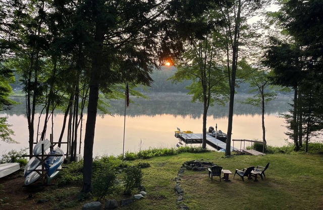 Secluded Waterfront Cabin on North Pond. 30 Minutes to Skiing.