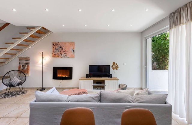 Secret Aktis Two Bedroom Maisonette next to the beach by BluPine