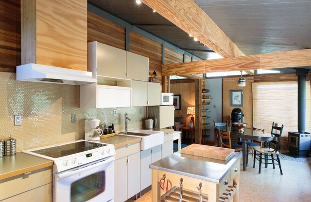 Secret Cove Waterfront Cottage with Hot Tub