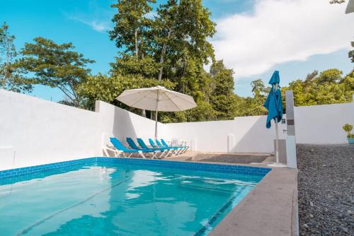 Secret Gems 1 Bedroom Apartment, Pool & Lounge Area