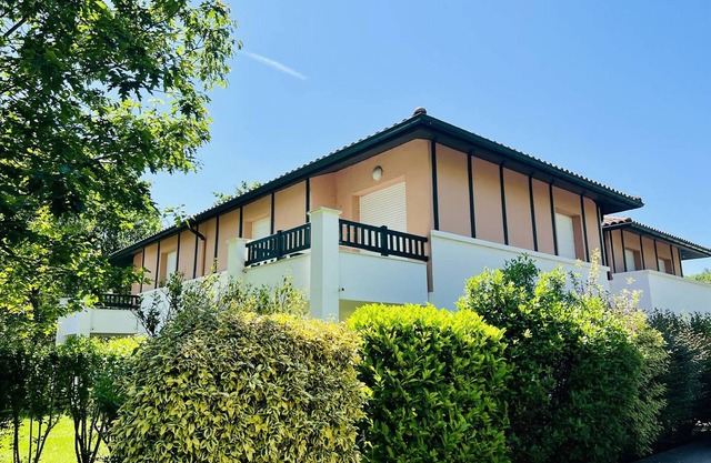 Secure Apartment with Pool, Parking, Internet - Close to Spa, 1BR, Sleeps 2, Cambo-les-Bains