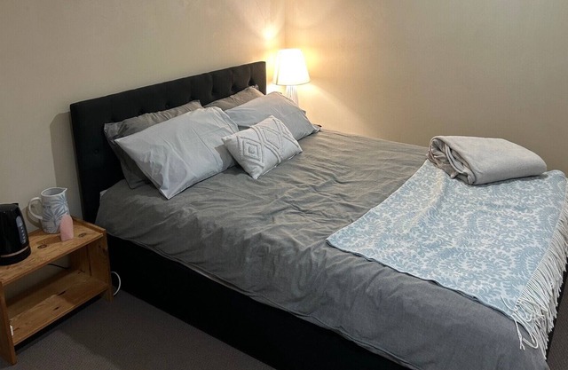Secure Room in Beautiful Complex Centrally Located in the Gold Coast!
