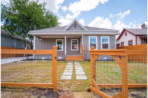 Seize the Moment 4BR3BA Gem w Downtown Views