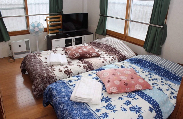 Self-catering accommodation with Wi-fi and amenities. 10 minutes from JR Kasuga Station. MIYUKIHOUSE201