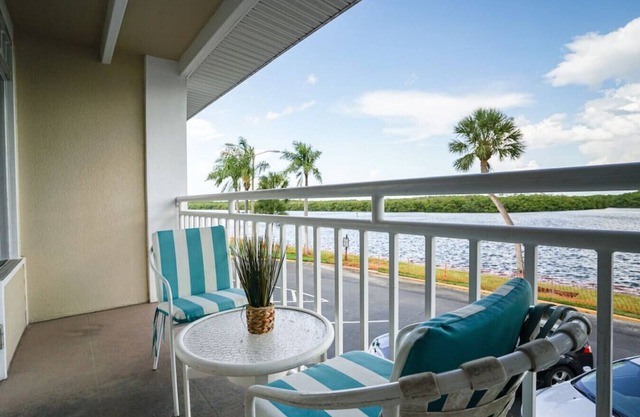 Self Check in, Professionally cleaned, Beach Resort, Onsite Restaurants, Daily Live Music!