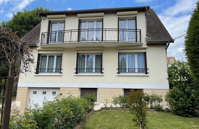 Self-contained apartment on 1st floor of a detached house