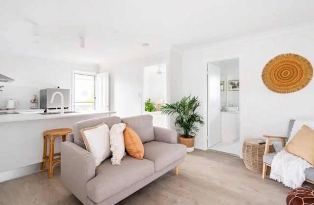 Self contained apartment with a Short walk to pristine beaches and cafes