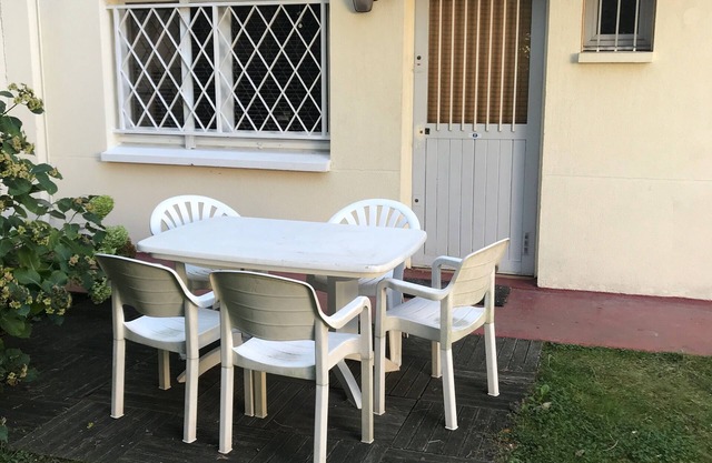 Self-contained studio in Sèvres close to Paris