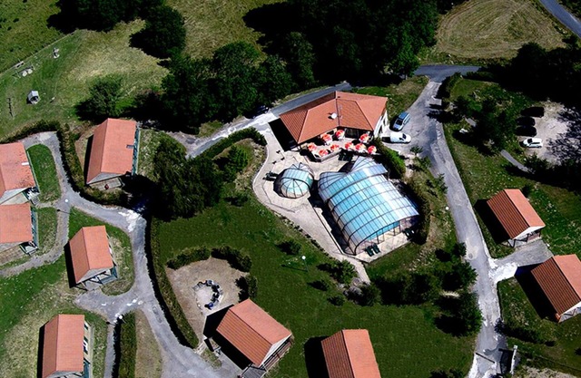 Semi-detached chalets sleeping 4 to 12, private terrace, covered swimming pool.