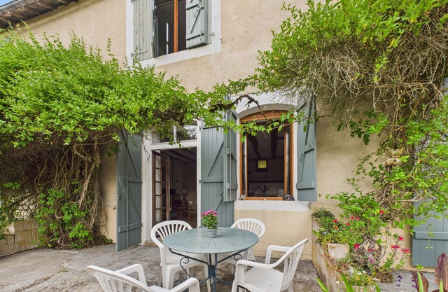 Semi-detached cottage, 4 adults 1 child, pool