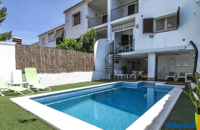 Semi-detached house with private pool, 10 minutes from Roc de St. Gaietà