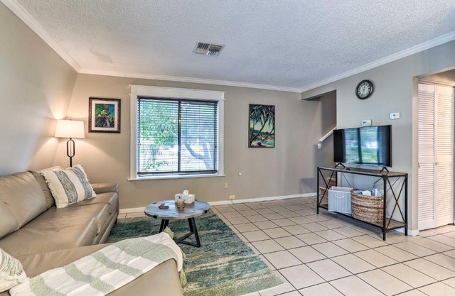 Seminole Townhome Easy Access to Beaches!