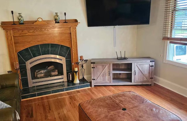 Seneca Heights Oasis with Hot Tub